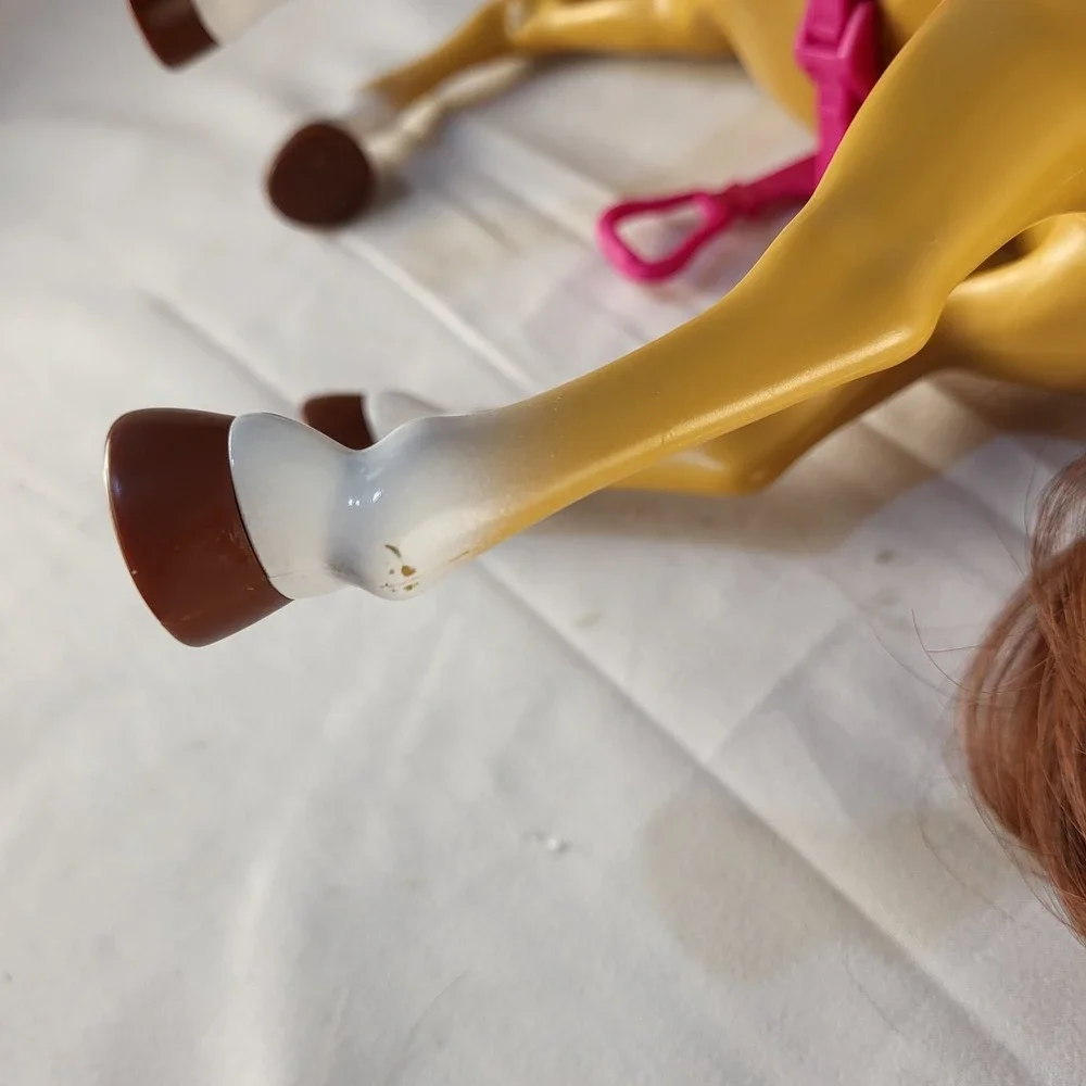 2018 Mattel BARBIE Horse from Hugs 'N' Horses With Hot Pink Saddle and Corral